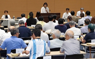 川西市長選と市議選を前に開かれた立候補予定者説明会＝８月２０日、川西市栄町