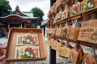 原作者の尼子騒兵衛さんが描いた絵馬。およそ１０年ぶりに「復活」した＝尼崎市七松町３