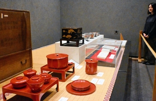 辰屋吉左衛門が使用していたとみられる和膳＝西宮市鞍掛町