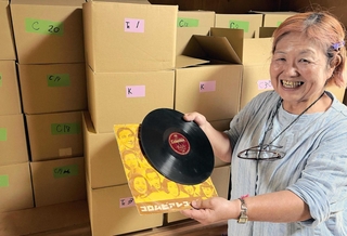 ＳＰレコードを５０枚ずつ詰めた大量の段ボールを前にする福原圭子さん＝西宮市神園町