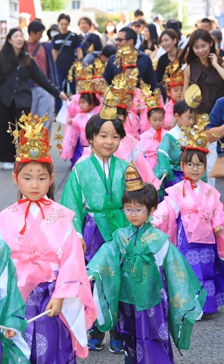 そろいの衣装で神社周辺を練り歩いた稚児行列＝西宮市内