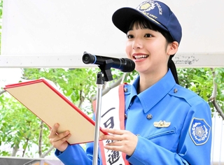 交通ルールにまつわるクイズを出題する山之内すずさん＝尼崎市潮江１