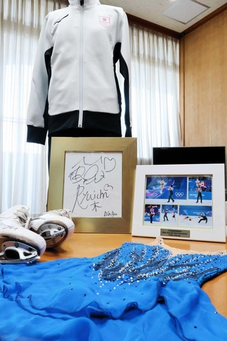 展示される三浦璃来さんの衣装やスケート靴＝宝塚市役所