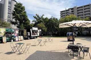 イスやテーブル、パラソル、キッチンカーなどが設置された六湛寺公園＝西宮市六湛寺町