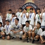 阪神タイガースの近本光司選手（中央）と記念撮影をする子どもたち＝西宮市甲子園町