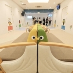 鳥をモチーフにしたソファや武庫川に生息する生き物の絵があしらわれた小児科エリア＝西宮市武庫川町（撮影・鈴木雅之）
