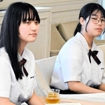 宝塚市役所を表敬訪問した雲雀丘学園高校将棋部の生徒＝宝塚市東洋町