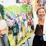 開発途上国に家族写真を届ける活動を展開しているカメラマンの梶敬子さん＝大阪市北区
