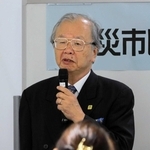 防災庁について話す人と防災未来センター長の河田恵昭さん＝芦屋市役所