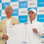 新造中のヨット「サントリーマーメイドⅣ号」の設計図を手に航海への抱負を語る堀江謙一さん（右）＝西宮市西宮浜４（撮影・小林良多）