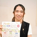 プライド・いんくる部のチラシを手にする本多まささん＝西宮市和上町