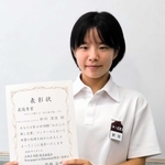 中学校の最優秀賞に選ばれた新垣凜佳さん＝尼崎市南武庫之荘４、南武庫之荘中学校