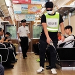 電車内で化学剤に見立てた水を撒く男＝西宮北口駅