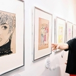 展示の内覧会で作品について説明する漫画家の吉田まゆみさん＝宝塚市武庫川町