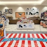 手塚治虫作品のキャラクターグッズを集めた昨年の「ＡＴＯＭ　ＳＨＯＰ」（西日本高速道路サービス・ホールディングス提供）