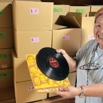ＳＰレコードを５０枚ずつ詰めた大量の段ボールを前にする福原圭子さん＝西宮市神園町