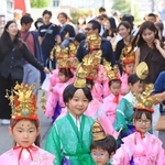 そろいの衣装で神社周辺を練り歩いた稚児行列＝西宮市内