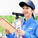 交通ルールにまつわるクイズを出題する山之内すずさん＝尼崎市潮江１