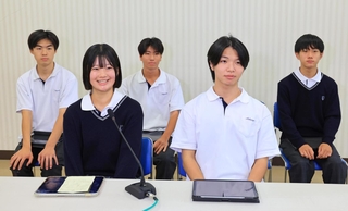 立候補予定者に質問をぶつける川西北陵高校の生徒＝川西市緑が丘２