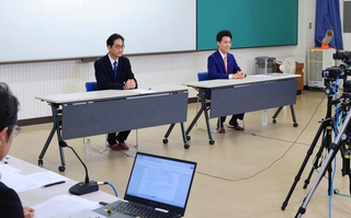 立候補予定者２人が高校生の質問に答えた＝川西市緑が丘２（撮影・小林良多）