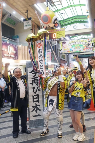 球団初のセ・リーグ連覇を祝う商店街の関係者ら＝尼崎市神田中通３