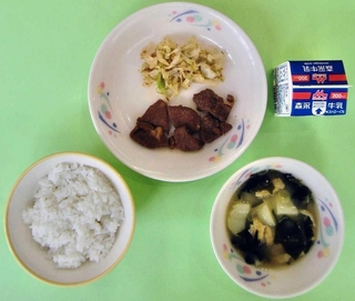 ５月に小学校で提供された給食。トンテキや和風サラダが並んだ（西宮市提供）