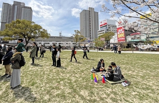 昨年３月に再整備が完了した阪神尼崎駅前の中央公園＝尼崎市神田中通１