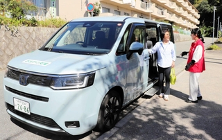 住民らが巡回車で高齢者の移動支援を行っている＝川西市向陽台１