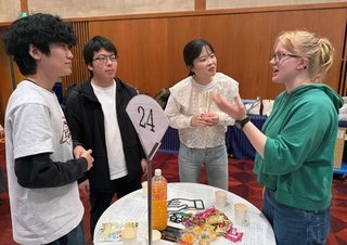 留学生と交流する大学生ら＝西宮市上ケ原一番町