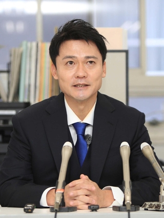 尼崎市長選への立候補を表明した福永活也氏＝尼崎市東七松町１（撮影・小林良多）
