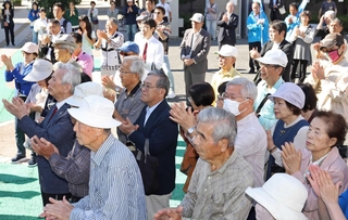 候補者の訴えに耳を傾ける有権者＝１１日、川西市内（撮影・小林良多）