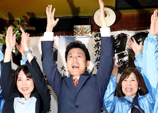 ３選を決めて喜ぶ越田謙治郎氏（中央）＝川西市中央町（撮影・小林良多）