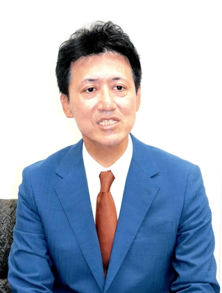 ３期目への決意を語る越田謙治郎氏＝川西市役所