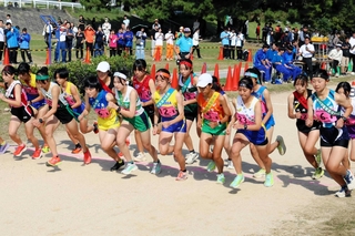 一斉にスタートする女子選手たち＝西宮市の武庫川河川敷