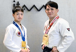 伊丹市役所を表敬訪問したブラジリアン柔術家の田中達憲さん（右）と弟子の西山晟寿さん＝伊丹市千僧１