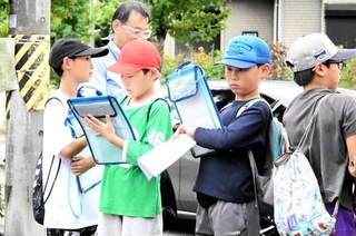 学校近くの防災設備を見て回る児童ら＝西宮市北六甲台５