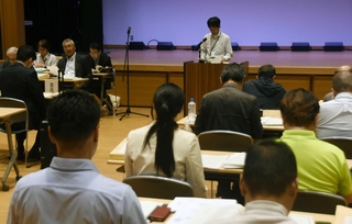 尼崎市長選・市議補選に向けて開かれた立候補予定者説明会＝１６日、尼崎市東難波町２