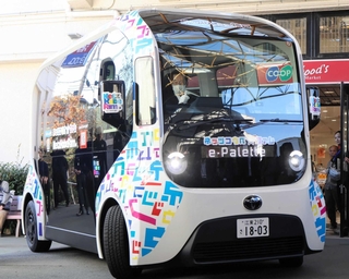 トヨタの「イーパレット」。お買い物バスとして試験運行されている＝宝塚市中山桜台２