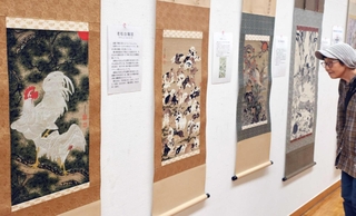 伊藤若冲の作品を西陣織で再現した掛け軸が並ぶ＝西宮市川添町