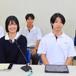 立候補予定者に質問をぶつける川西北陵高校の生徒＝川西市緑が丘２