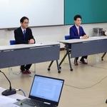 立候補予定者２人が高校生の質問に答えた＝川西市緑が丘２