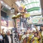 球団初のセ・リーグ連覇を祝う商店街の関係者ら＝尼崎市神田中通３