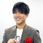 市民栄誉賞の記念トロフィーを代理で受け取った堂安憂さん＝尼崎市杭瀬南新町３