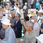 候補者の訴えに耳を傾ける有権者＝１１日、川西市内（撮影・小林良多）
