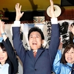 ３選を決めて喜ぶ越田謙治郎氏（中央）＝川西市中央町（撮影・小林良多）