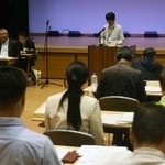 尼崎市長選・市議補選に向けて開かれた立候補予定者説明会＝１６日、尼崎市東難波町２