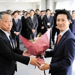 職員から花束を受け取る川西市の越田謙治郎市長（右）＝市役所