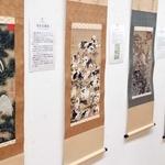 伊藤若冲の作品を西陣織で再現した掛け軸が並ぶ＝西宮市川添町