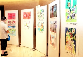受賞作品のポスターが並ぶ会場＝神戸市東灘区向洋町中２