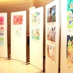 受賞作品のポスターが並ぶ会場＝神戸市東灘区向洋町中２